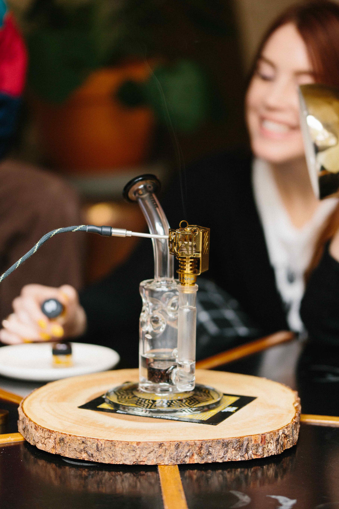 woman using Mininail enail kit